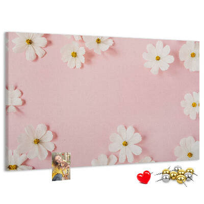 Kork-Pinnwand mit Blumenmuster auf rosa Hintergrund