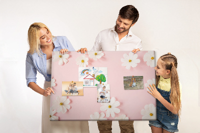 Kork-Pinnwand mit Blumenmuster auf rosa Hintergrund