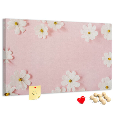 Kork-Pinnwand mit Blumenmuster auf rosa Hintergrund