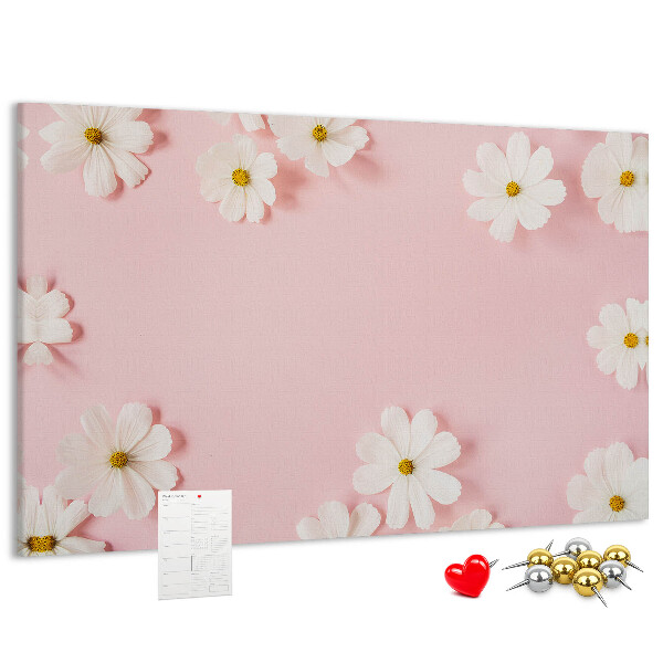 Kork-Pinnwand mit Blumenmuster auf rosa Hintergrund