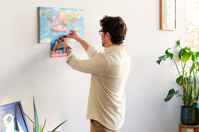 Weltkarte mit Korkrückwand mit farbigen Kontinenten