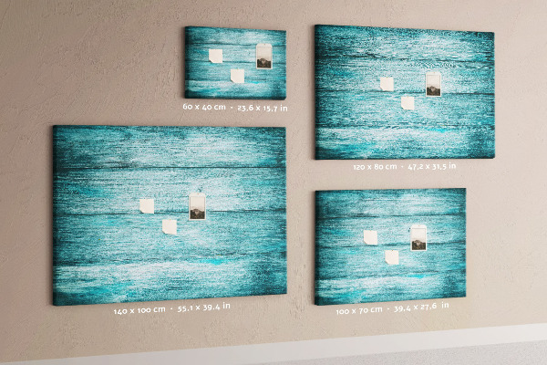 Korktafel mit grünem und blauem Holzbrett-Hintergrund