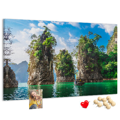 Kork-Pinnwand mit Motiv malerische Felsen über türkisfarbenem Wasser