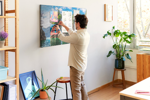 Kork-Pinnwand mit Motiv malerische Felsen über türkisfarbenem Wasser