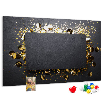 Korkbild goldenes Konfetti auf schwarzem Hintergrund