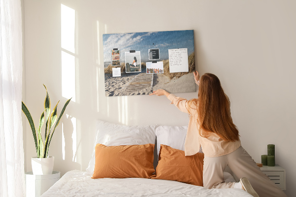 Bild mit Korkrückwand Ein Spaziergang am Strand in der Sommersonne