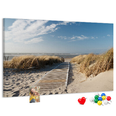 Bild mit Korkrückwand Ein Spaziergang am Strand in der Sommersonne