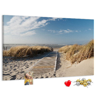 Bild mit Korkrückwand Ein Spaziergang am Strand in der Sommersonne