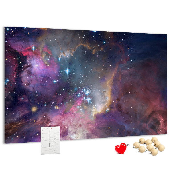 Korktafel mit Weltraumlandschaft aus Sternen und Nebeln