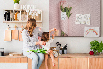 Kork-Pinnwand mit Motiv zarte Tulpen auf rosa Hintergrund