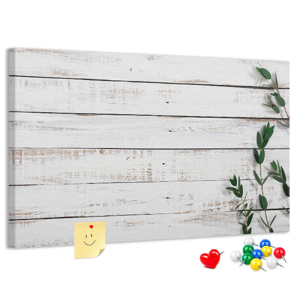 Korktafel mit rustikalem Holzrahmen und grünen Zweigen