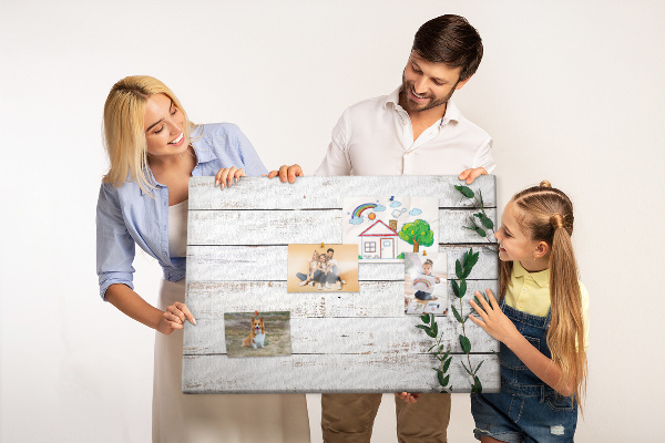 Korktafel mit rustikalem Holzrahmen und grünen Zweigen