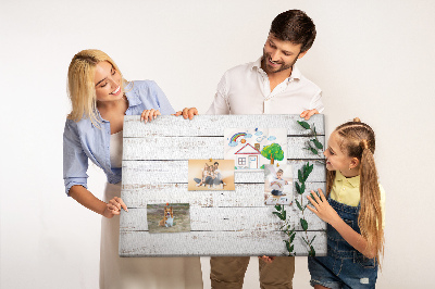 Korktafel mit rustikalem Holzrahmen und grünen Zweigen