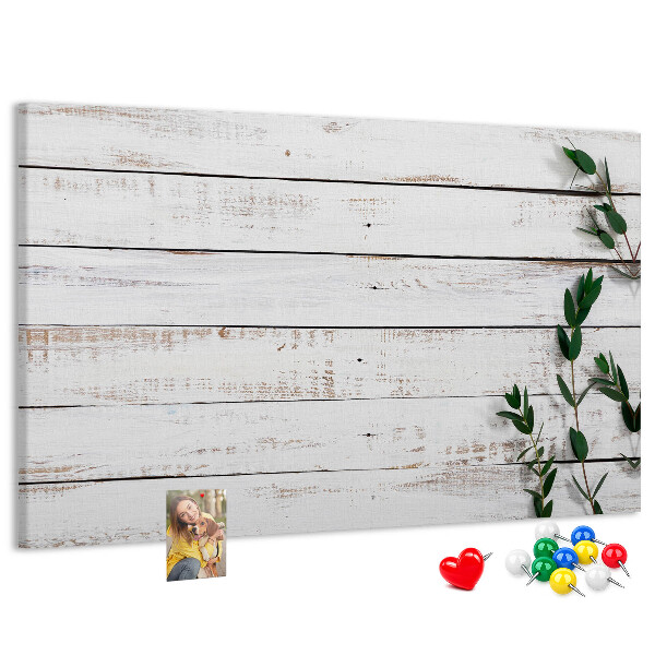Korktafel mit rustikalem Holzrahmen und grünen Zweigen