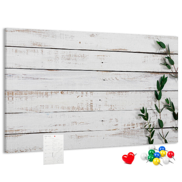 Korktafel mit rustikalem Holzrahmen und grünen Zweigen