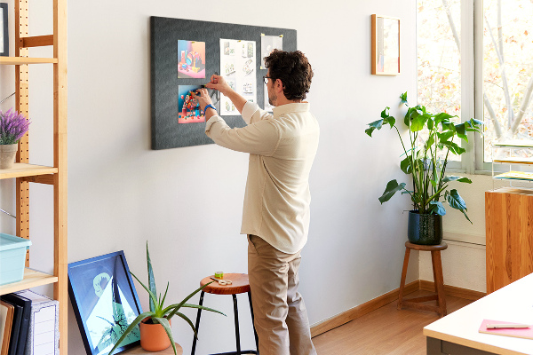 Wandbild mit Korkrückwand Motiv mit Lampenlicht auf einem dunklen Pfad