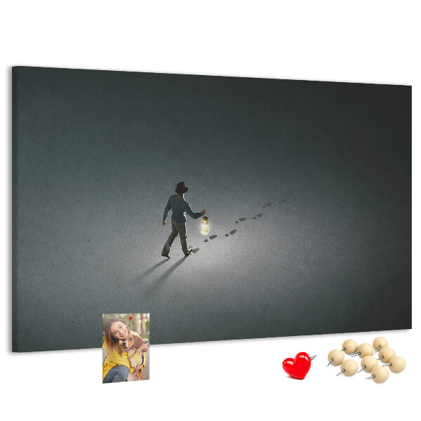 Wandbild mit Korkrückwand Motiv mit Lampenlicht auf einem dunklen Pfad