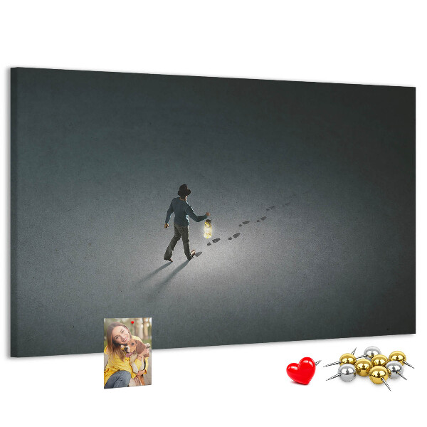 Wandbild mit Korkrückwand Motiv mit Lampenlicht auf einem dunklen Pfad