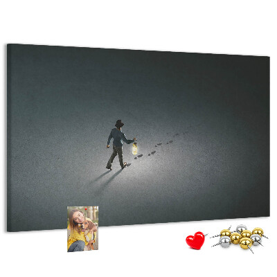 Wandbild mit Korkrückwand Motiv mit Lampenlicht auf einem dunklen Pfad