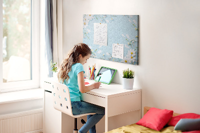 Kork-Pinnwand mit Blumenmuster auf hellblauem Hintergrund