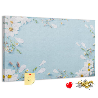 Kork-Pinnwand mit Blumenmuster auf hellblauem Hintergrund