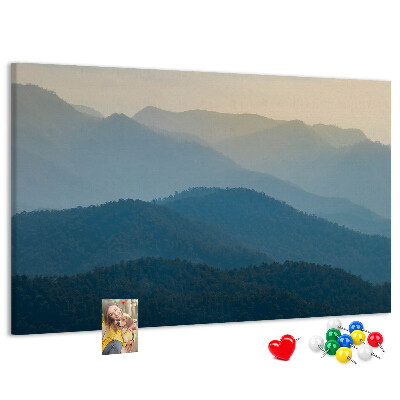 Korktafel mit Motiv Berglandschaft in zarten Farbtönen