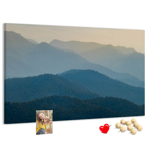 Korktafel mit Motiv Berglandschaft in zarten Farbtönen