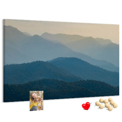 Korktafel mit Motiv Berglandschaft in zarten Farbtönen