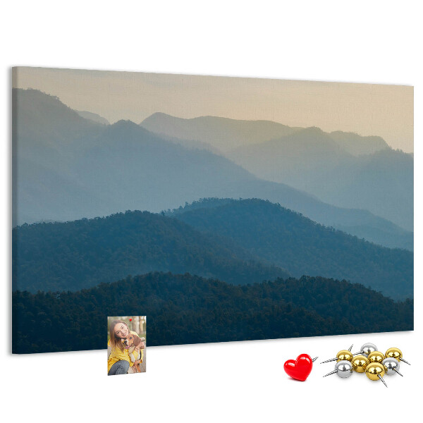 Korktafel mit Motiv Berglandschaft in zarten Farbtönen