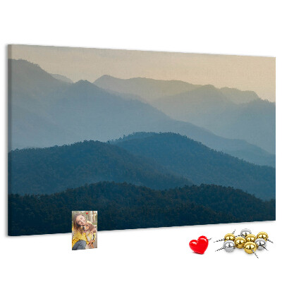 Korktafel mit Motiv Berglandschaft in zarten Farbtönen
