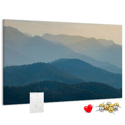Korktafel mit Motiv Berglandschaft in zarten Farbtönen