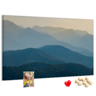 Korktafel mit Motiv Berglandschaft in zarten Farbtönen