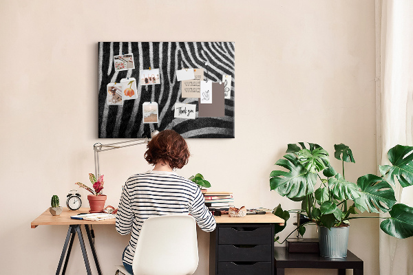 Korkbild mit Motiv von schwarz-weißen Zebrastreifen