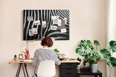 Korkbild mit Motiv von schwarz-weißen Zebrastreifen
