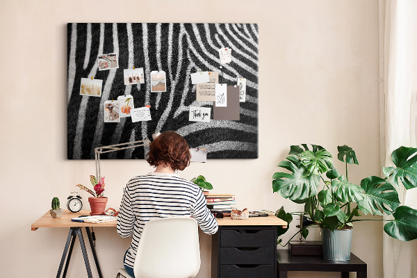 Korkbild mit Motiv von schwarz-weißen Zebrastreifen