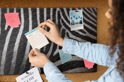 Korkbild mit Motiv von schwarz-weißen Zebrastreifen