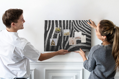 Korkbild mit Motiv von schwarz-weißen Zebrastreifen