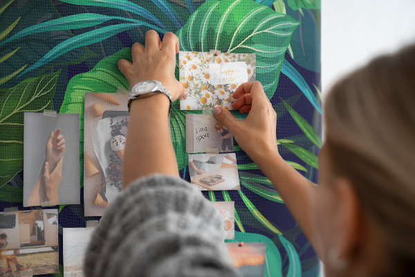 Bild mit Korkrückwand tropische Blätter auf dunklem Hintergrund