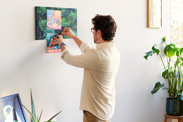 Bild mit Korkrückwand tropische Blätter auf dunklem Hintergrund