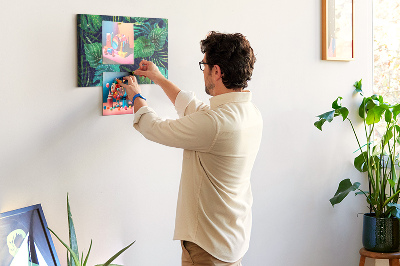 Bild mit Korkrückwand tropische Blätter auf dunklem Hintergrund