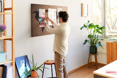Korktafel in Form einer Weltkarte