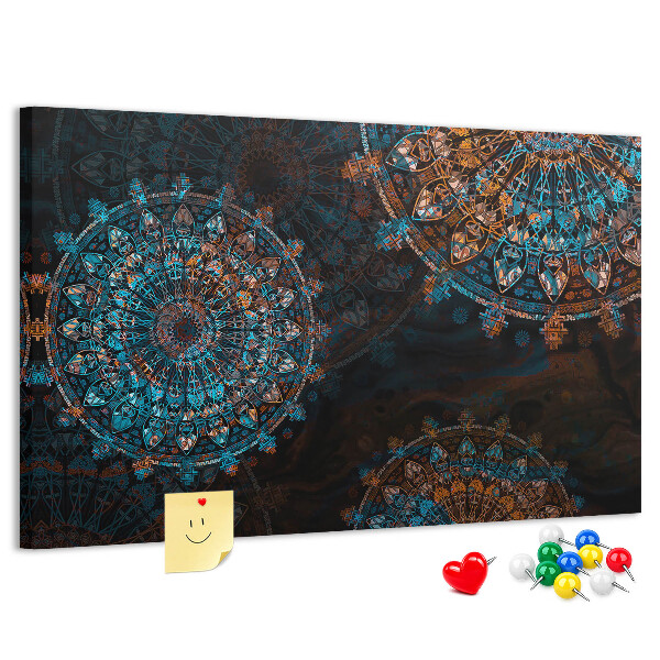 Kork-Pinnwand mit Motiv komplexer Mandalas in Blau- und Brauntönen