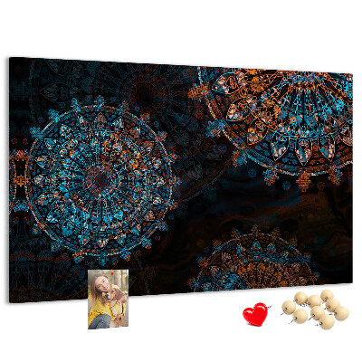 Kork-Pinnwand mit Motiv komplexer Mandalas in Blau- und Brauntönen