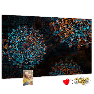 Kork-Pinnwand mit Motiv komplexer Mandalas in Blau- und Brauntönen
