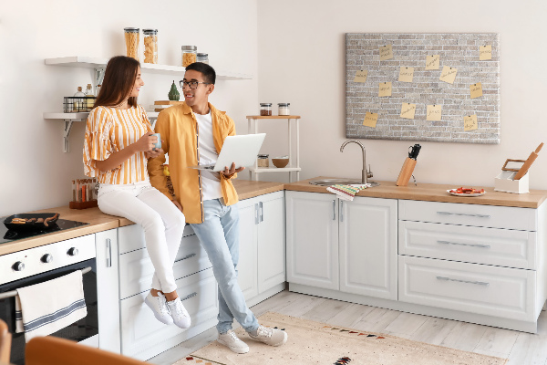Bild mit Korkrückwand stilvolle Backsteinwand in neutralen Farbtönen