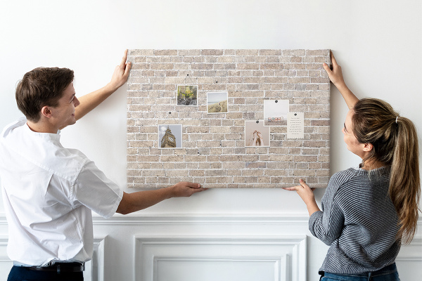 Bild mit Korkrückwand stilvolle Backsteinwand in neutralen Farbtönen