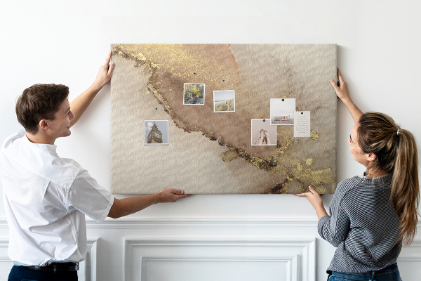 Abstrakte Landschaft mit goldenen Akzenten auf Korkrückwand
