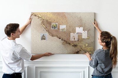 Abstrakte Landschaft mit goldenen Akzenten auf Korkrückwand