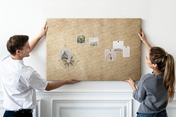 Korktafel mit Motiv einer antiken Karte und Kompass