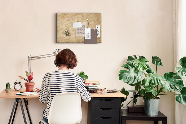 Korktafel mit Motiv einer antiken Karte und Kompass
